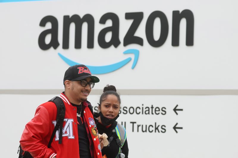 © Reuters. FILE PHOTO: Amazon workers walk outside Amazon’s LDJ5 sortation center, as employees begin voting to unionize a second warehouse in the Staten Island borough of New York City, U.S. April 25, 2022. REUTERS/Brendan McDermid./File Photo