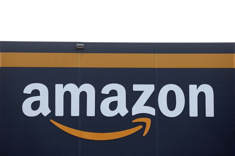 © Reuters. The logo of Amazon is seen at the company's logistics center in Bretigny-sur-Orge, near Paris, France, November 25, 2022. REUTERS/Benoit Tessier