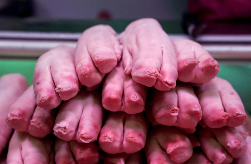 © Reuters. FILE PHOTO: Pig's feet are placed for sale at a market in Beijing, China December 26, 2018. REUTERS/Jason Lee/File Photo