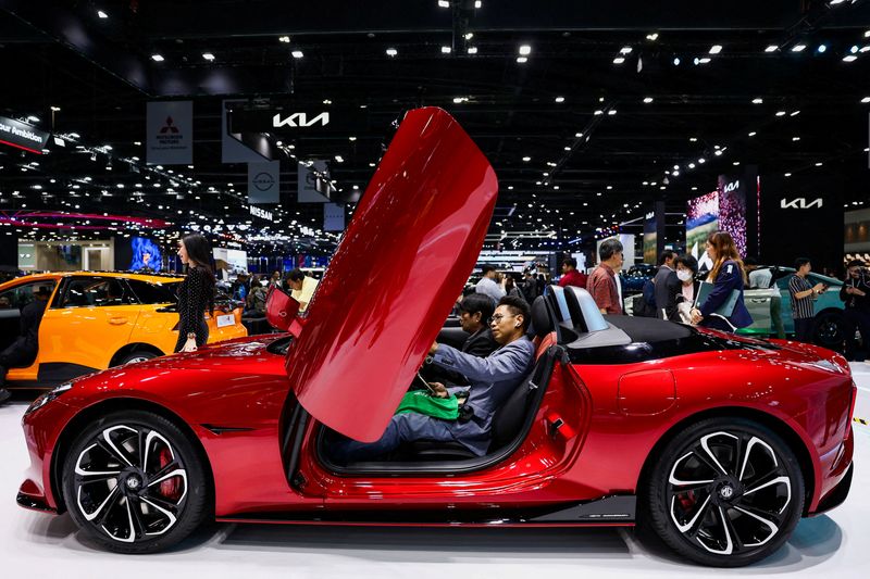 © Reuters. FILE PHOTO: Visitors view an MG EV car at the 45th Bangkok International Motor Show in Bangkok, Thailand, March 25, 2024. REUTERS/Chalinee Thirasupa/File Photo