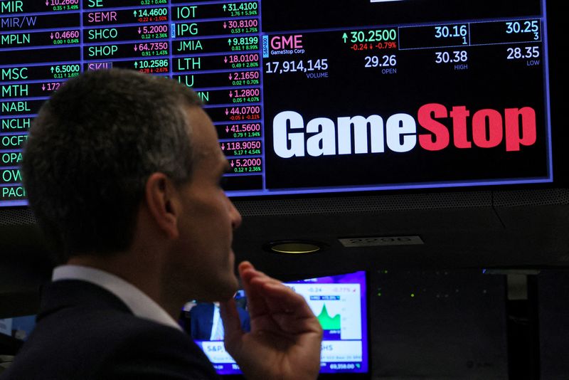 © Reuters. FILE PHOTO: Traders work at the post where GameStop is traded on the floor at the New York Stock Exchange (NYSE) in New York City, U.S., June 12, 2024.  REUTERS/Brendan McDermid/File Photo