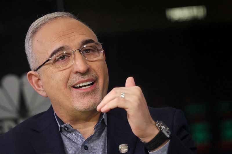 © Reuters. FILE PHOTO: Antonio Neri, CEO of Hewlett Packard Enterprise, speaks during an interview with CNBC on the floor of the New York Stock Exchange (NYSE) in New York City, U.S., October 20, 2023.  REUTERS/Brendan McDermid/File Photo