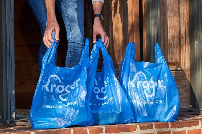 © Reuters. FILE PHOTO: An undated handout photo shows Kroger grocery delivery bags in the U.S. obtained by Reuters on June 15, 2022. Kroger/Handout via REUTERS/ File Photo