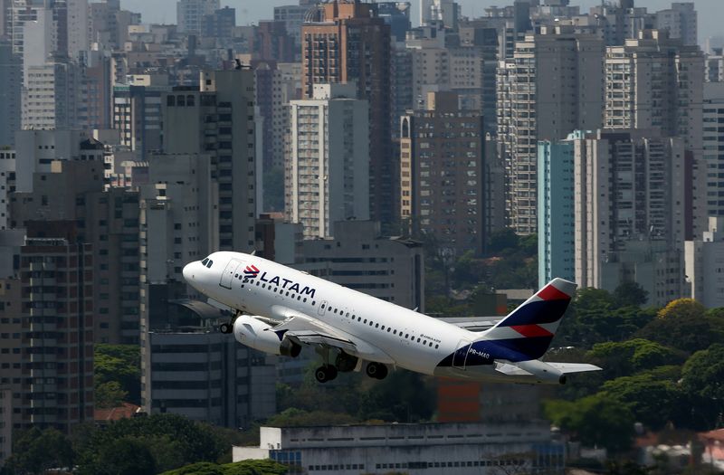 © Reuters. FILE PHOTO: A LATAM Airlines Brasil Airbus A319-100 plane takes off from Congonhas airport in Sao Paulo, Brazil September 11, 2017. Picture taken September 11, 2017.  REUTERS/Paulo Whitaker/File Photo