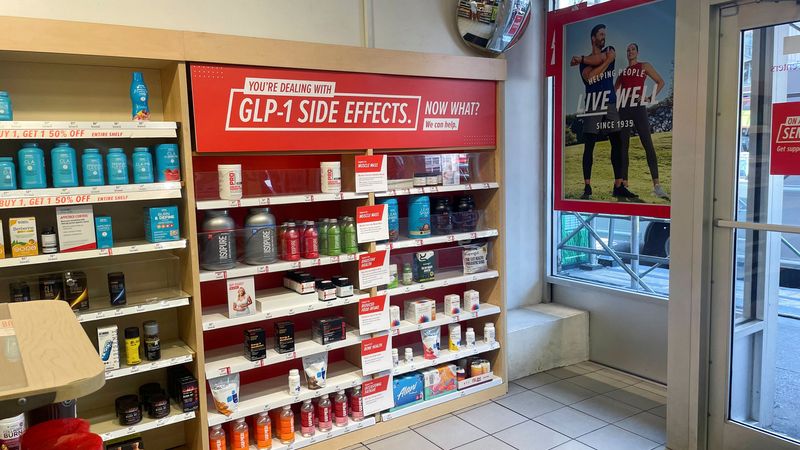 © Reuters. A view of a GNC store which offers products for people taking GLP-1s, in the Manhattan borough of New York City, New York, U.S., June 18, 2024. REUTERS/Jessica DiNapoli