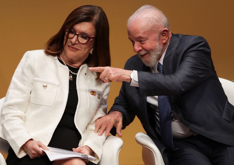 © Reuters. Fiel photo: Brazil's President Luiz Inacio Lula da Silva attends the sworn-in ceremony of Brazilian state-run oil firm Petrobras CEO Magda Chambriard in Rio de Janeiro, Brazil, June 19, 2024. REUTERS/Ricardo Moraes/File photo