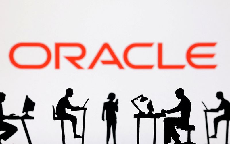 © Reuters. FILE PHOTO: Figurines with computers and smartphones are seen in front of Oracle logo in this illustration taken, February 19, 2024. REUTERS/Dado Ruvic/Illustration/File Photo