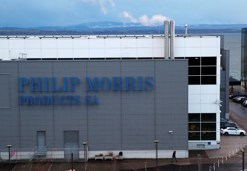 © Reuters. FILE PHOTO: A Philip Morris logo is pictured on a factory in Serrieres near Neuchatel, Switzerland December 8, 2017. REUTERS/Denis Balibouse/File Photo