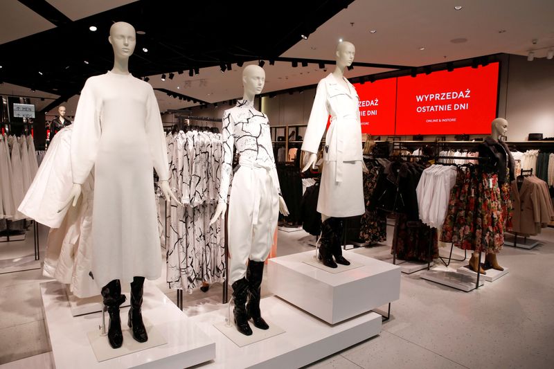 © Reuters. FILE PHOTO: Clothes are displayed on the mannequins at Polish fashion retailer LPP brand Reserved shop, in Warsaw, Poland, September 4, 2020. Picture taken September 4, 2020. REUTERS/Kacper Pempel/File Photo