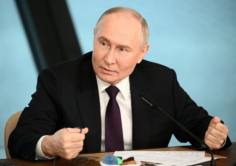 © Reuters. FILE PHOTO: Russian President Vladimir Putin speaks during a meeting with senior editors from international news agencies at Lakhta Centre business tower in Saint Petersburg, Russia June 5, 2024. Sputnik/Vladimir Astapkovich/Pool via REUTERS/File Photo