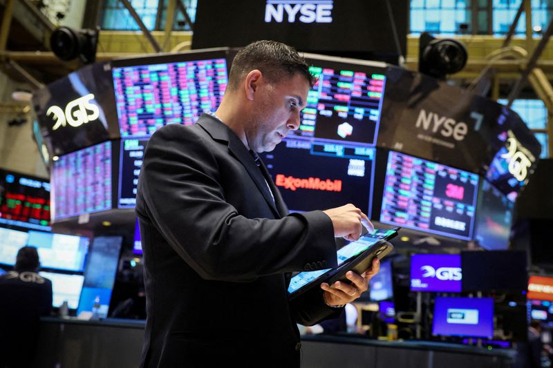 © Reuters. FILE PHOTO: Traders work on the floor at the New York Stock Exchange (NYSE) in New York City, U.S., May 8, 2024.  REUTERS/Brendan McDermid/File Photo