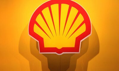 © Reuters. FILE PHOTO: The logo of British multinational oil and gas company Shell is displayed during the LNG 2023 energy trade show in Vancouver, British Columbia, Canada, July 12, 2023. REUTERS/Chris Helgren/File Photo