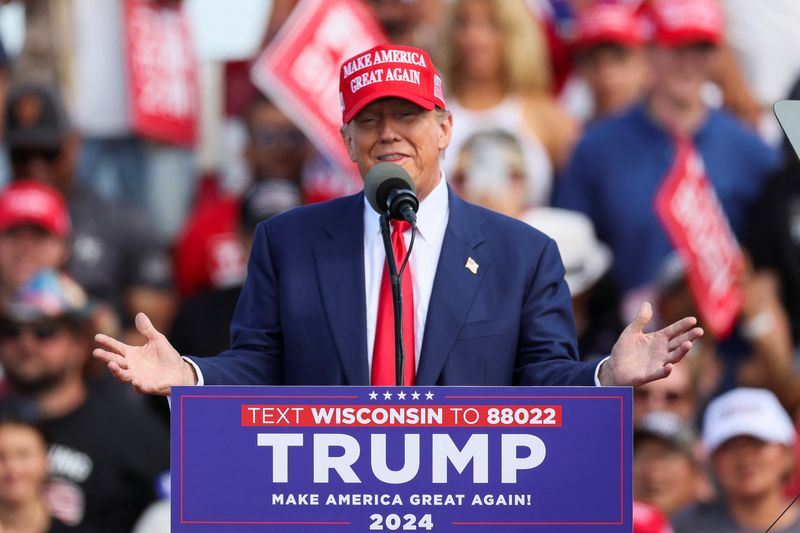 © Reuters. Former U.S. President and Republican presidential candidate Donald Trump speaks during his  campaign event, in Racine, Wisconsin, U.S. June 18, 2024. REUTERS/Brendan McDermid