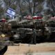 © Reuters. FILE PHOTO: An Israeli soldier walks near military vehicles, amid the ongoing conflict between Israel and the Palestinian Islamist group Hamas, near Israel's border with Gaza in southern Israel, May 29, 2024. REUTERS/Ronen Zvulun/File Photo
