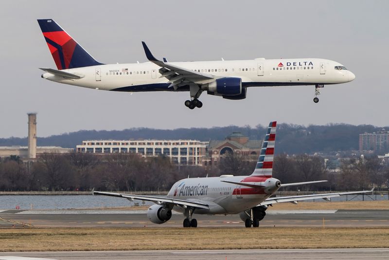 © Reuters. FILE PHOTO: An American Airlines aircraft taxis as a Delta Air Lines aircraft lands at Reagan National Airport in Arlington, Virginia, U.S., January 24, 2022.   REUTERS/Joshua Roberts/File Photo