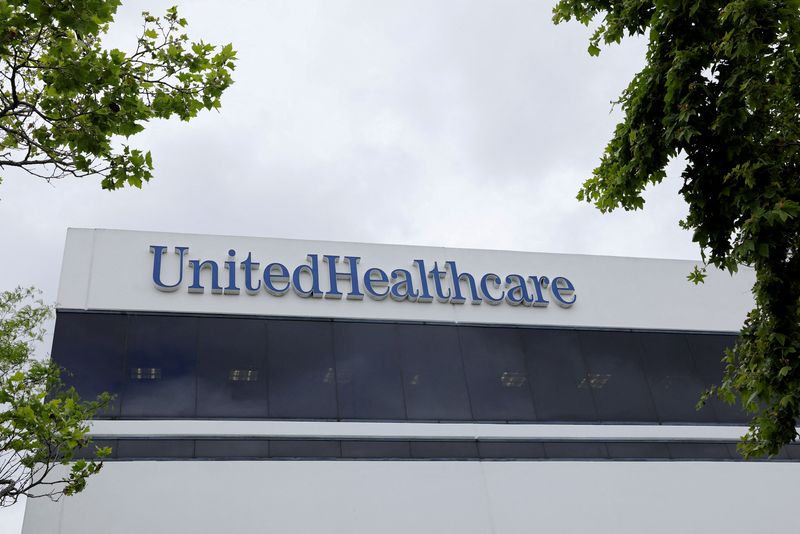 © Reuters. FILE PHOTO: The corporate logo of the UnitedHealth Group appears on the side of one of their office buildings in Santa Ana, California, U.S., April 13, 2020.      REUTERS/Mike Blake/File Photo