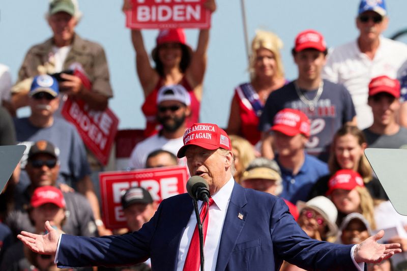 © Reuters. Former U.S. President and Republican presidential candidate Donald Trump speaks during his  campaign event, in Racine, Wisconsin, U.S. June 18, 2024. REUTERS/Brendan McDermid