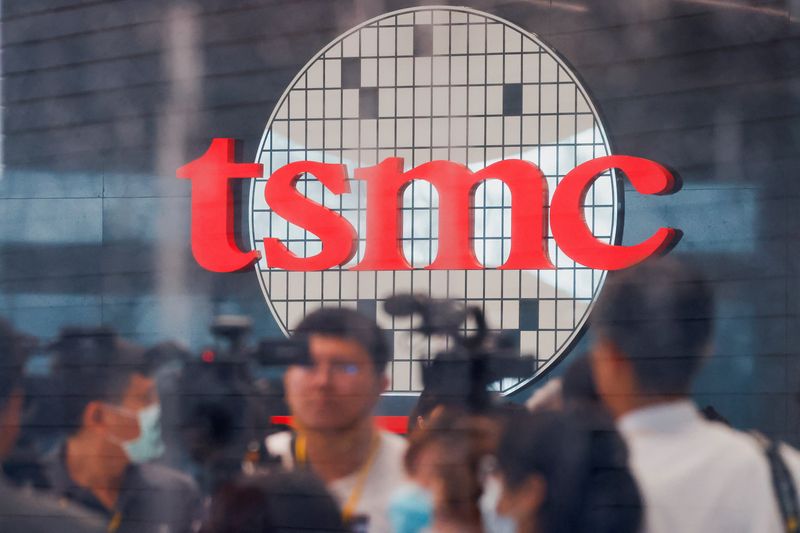 © Reuters. FILE PHOTO: Taiwan Semiconductor Manufacturing Company's (TSMC) logo is seen while people attend the opening of the TSMC global R&D center in Hsinchu, Taiwan July 28, 2023. REUTERS/Ann Wang/File Photo