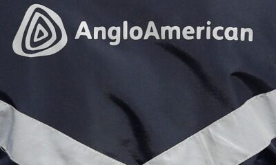 © Reuters. The logo of Anglo American is seen on a jacket of an employee at the Los Bronces copper mine, in the outskirts of Santiago, Chile March 14, 2019 REUTERS/Rodrigo Garrido/ File Photo