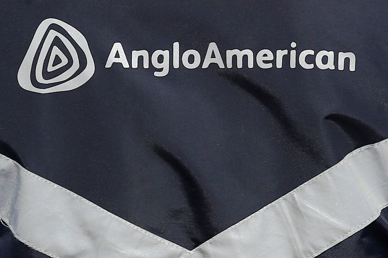 © Reuters. The logo of Anglo American is seen on a jacket of an employee at the Los Bronces copper mine, in the outskirts of Santiago, Chile March 14, 2019 REUTERS/Rodrigo Garrido/ File Photo