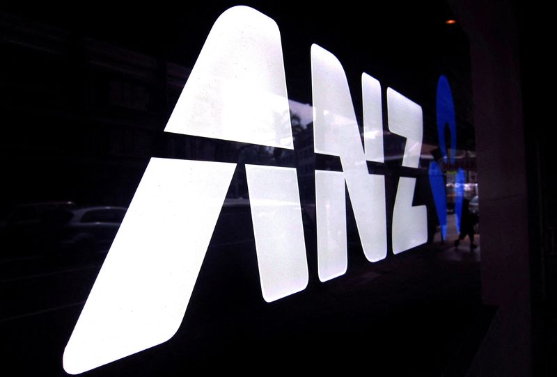 © Reuters. FILE PHOTO: A man walks past a branch of the Australia and New Zealand Banking Group Ltd (ANZ) in Sydney October 29, 2013. REUTERS/David Gray/File Photo