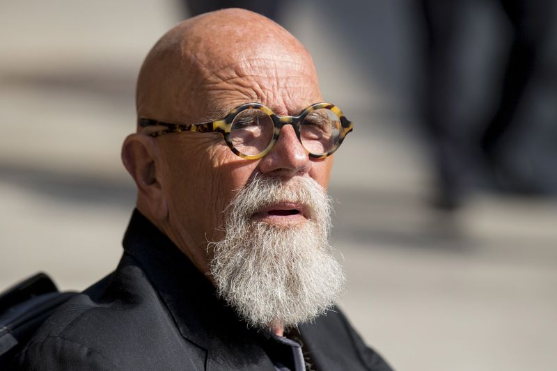 © Reuters. FILE PHOTO: Artist and photographer Chuck Close arrives for