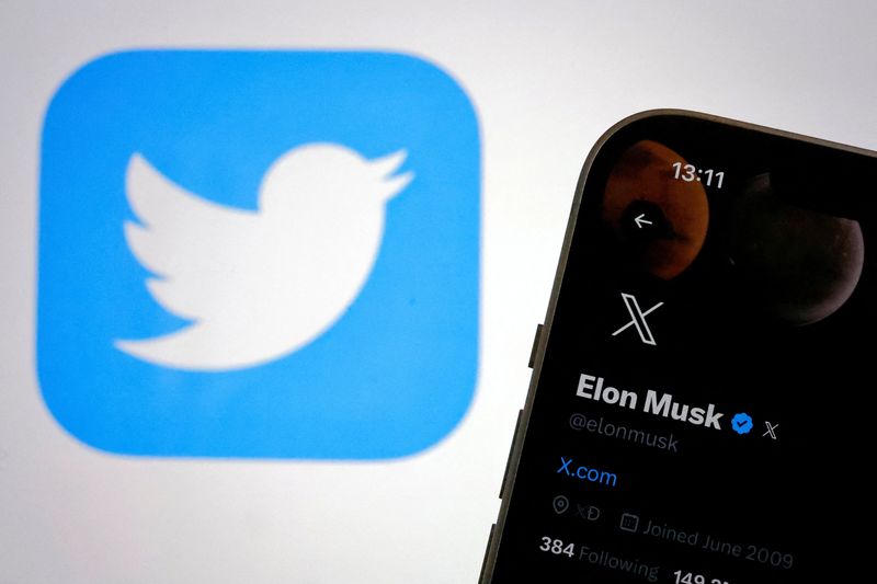 © Reuters. FILE PHOTO: The new logo of Twitter is seen on Elon Musk’s Twitter account on an iPhone as the old Twitter logo is displayed on a MacBook screen in Galway, Ireland July 24, 2023. REUTERS/Clodagh Kilcoyne/File Photo