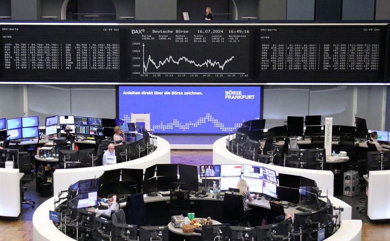 © Reuters. FILE PHOTO: The German share price index DAX graph is pictured at the stock exchange in Frankfurt, Germany, July 16, 2024. REUTERS/Staff/File Photo