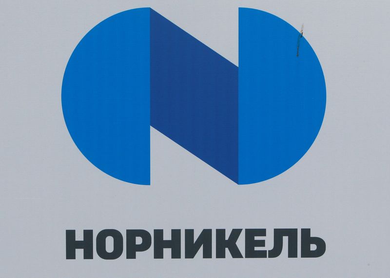 © Reuters. FILE PHOTO: The logo of Russia's miner Norilsk Nickel (Nornickel) is seen on a board at the St. Petersburg International Economic Forum 2017 (SPIEF 2017) in St. Petersburg, Russia, June 1, 2017. Picture taken June 1, 2017. REUTERS/Sergei Karpukhin/File Photo