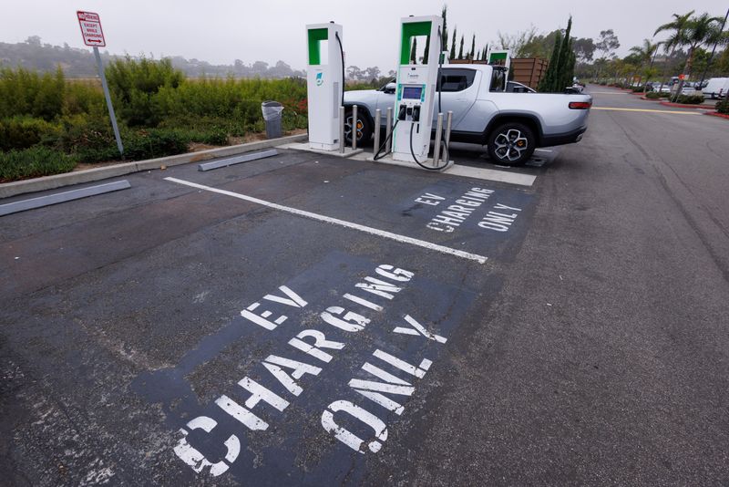 © Reuters. FILE PHOTO: Electric vehicle chargers from Electrify America are shown in a shopping center parking lot in Oceanside, California, U.S.,October 19, 2023.     REUTERS/Mike Blake/File Photo