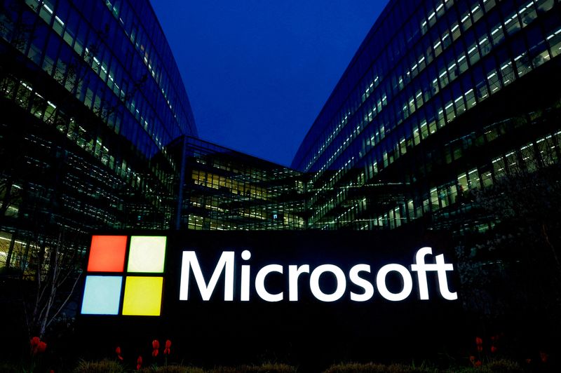 © Reuters. FILE PHOTO: A view shows a Microsoft logo at Microsoft offices in Issy-les-Moulineaux near Paris, France, March 25, 2024. REUTERS/Gonzalo Fuentes/File Photo