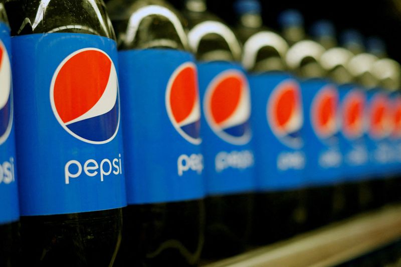 © Reuters. FILE PHOTO: Bottles of Pepsi are pictured at a grocery store in Pasadena, California, U.S., July 11, 2017.   REUTERS/Mario Anzuoni/File Photo