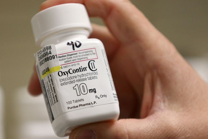 © Reuters. FILE PHOTO: A pharmacist holds a bottle OxyContin made by Purdue Pharma at a pharmacy in Provo, Utah, U.S., May 9, 2019.  REUTERS/George Frey/File Photo