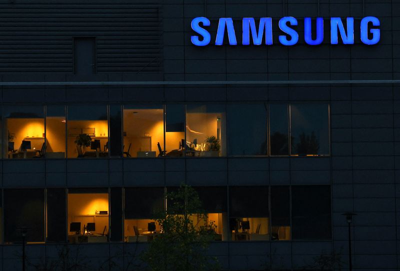 © Reuters. FILE PHOTO: The logo of Samsung is seen on the top of a Brussels' office of the company in Diegem, Belgium September 21, 2023. REUTERS/Yves Herman/File Photo