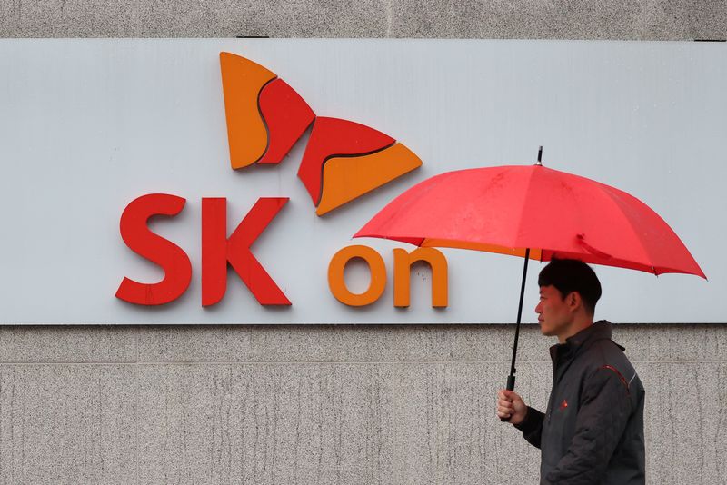 © Reuters. FILE PHOTO: The logo of SK On is pictured at its EV battery factory in Seosan, South Korea, October 19, 2023.  REUTERS/Kim Hong-Ji/File Photo