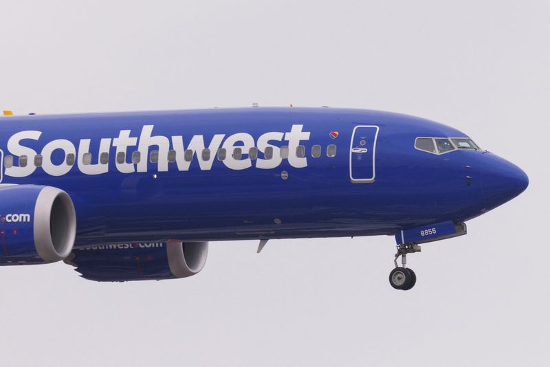 © Reuters. FILE PHOTO: Southwest airline pilots approach to land at San Diego International airport in San Diego, California, U.S., May 18, 2023. REUTERS/Mike Blake/File Photo