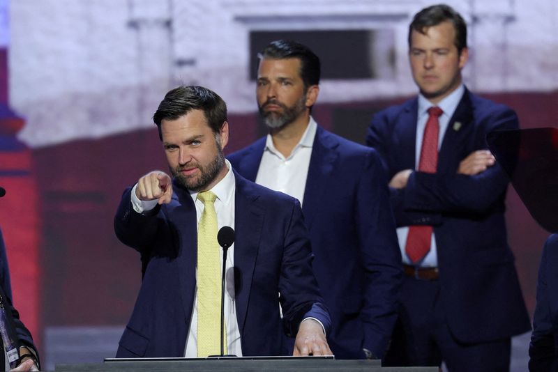 © Reuters. Republican vice presidential nominee J.D. Vance gestures as he is joined onstage by Donald Trump Jr. during his walk-thru ahead of Day 2 of the Republican National Convention (RNC), at the Fiserv Forum in Milwaukee, Wisconsin, U.S., July 16, 2024. REUTERS/Mike Segar