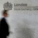 © Reuters. FILE PHOTO: A man walks past the London Stock Exchange in the City of London October 11, 2013.REUTERS/Stefan Wermuth//File Photo