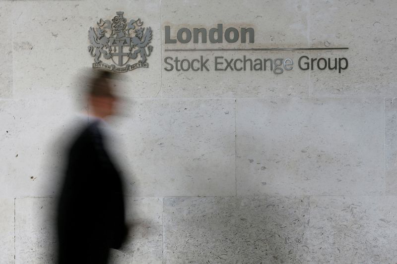 © Reuters. FILE PHOTO: A man walks past the London Stock Exchange in the City of London October 11, 2013.REUTERS/Stefan Wermuth//File Photo