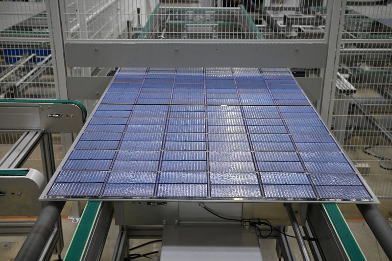 © Reuters. A solar panel rolls off the assembly line as part of the last production of solar modules at the Meyer Burger Technology AG plant, due to an announced closure of the plant, in Freiberg, Germany March 12, 2024. REUTERS/Annegret Hilse/File Photo