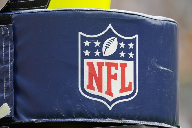 © Reuters. Aug 24, 2024; Green Bay, Wisconsin, USA;  General view of the NFL logo on a goalpost during warmups prior to the game between the Baltimore Ravens and Green Bay Packers at Lambeau Field. Mandatory Credit: Jeff Hanisch-USA TODAY Sports