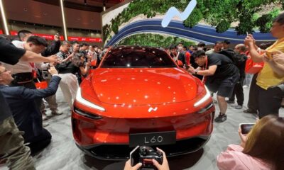 © Reuters. FILE PHOTO: People look at the newly unveiled Onvo L60 SUV, the first vehicle of Chinese electric vehicle (EV) maker Nio's new lower-priced brand, in Shanghai, China May 15, 2024. REUTERS/Zoey Zhang/File Photo