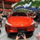 © Reuters. FILE PHOTO: People look at the newly unveiled Onvo L60 SUV, the first vehicle of Chinese electric vehicle (EV) maker Nio's new lower-priced brand, in Shanghai, China May 15, 2024. REUTERS/Zoey Zhang/File Photo