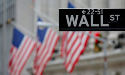 © Reuters. FILE PHOTO: A street sign for Wall Street is seen outside the New York Stock Exchange (NYSE) in Manhattan, New York City, U.S. December 28, 2016. REUTERS/Andrew Kelly/File Photo