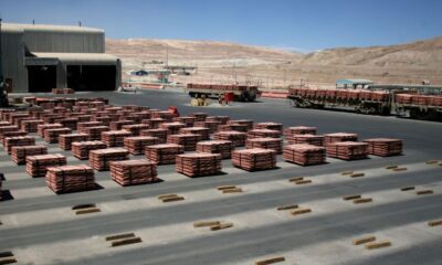 © Reuters. FILE PHOTO: Sheets of copper cathode are pictured at BHP Billiton's Escondida, the world's biggest copper mine, in Antofagasta, Chile March 31, 2008.  REUTERS/Ivan Alvarado/File Photo