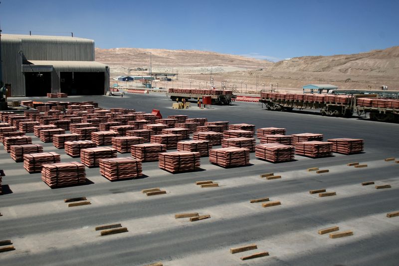 © Reuters. FILE PHOTO: Sheets of copper cathode are pictured at BHP Billiton's Escondida, the world's biggest copper mine, in Antofagasta, Chile March 31, 2008.  REUTERS/Ivan Alvarado/File Photo