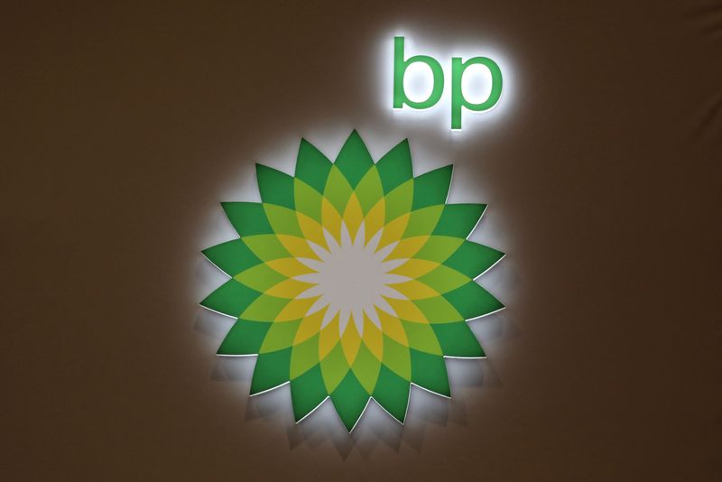 © Reuters. The logo of British multinational oil and gas company BP is displayed at their booth during the LNG 2023 energy trade show in Vancouver, British Columbia, Canada, July 12, 2023. REUTERS/Chris Helgren/File Photo