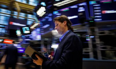 © Reuters. FILE PHOTO: Traders work on the floor at the New York Stock Exchange (NYSE) in New York City, U.S., September 19, 2024.  REUTERS/Brendan McDermid/File Photo