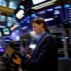 © Reuters. FILE PHOTO: Traders work on the floor at the New York Stock Exchange (NYSE) in New York City, U.S., September 19, 2024.  REUTERS/Brendan McDermid/File Photo