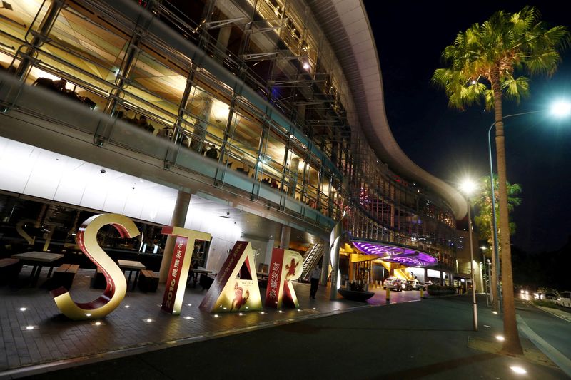 © Reuters. FILE PHOTO: Sydney's Star Casino complex is seen illuminated at night, February 15, 2016. REUTERS/Jason Reed//File Photo